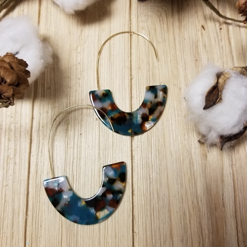 Beautiful TURQUOISE crushed shell hook earrings - Picture 6 of 7